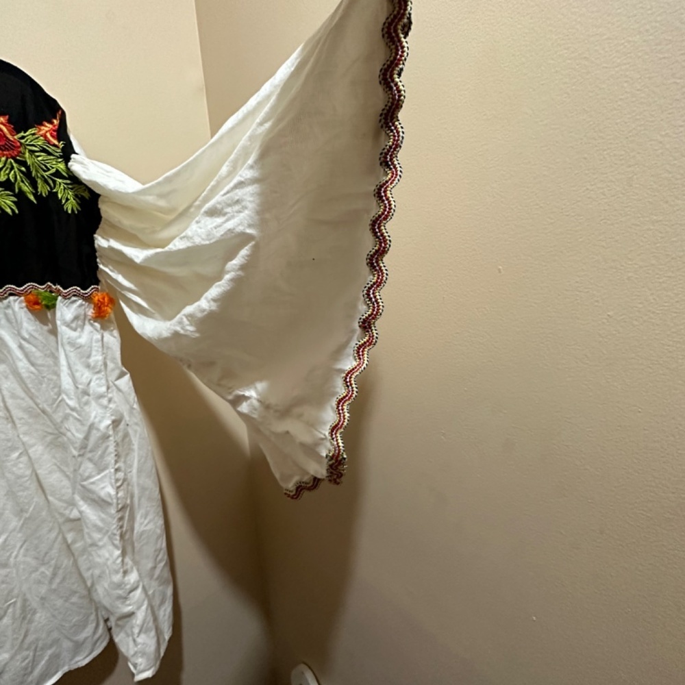 By outfitters embroidered women blouse Boho key hole Sz L - Picture 2 of 8